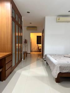 Ban Mae NamApartment的一间卧室配有一张床和一张书桌