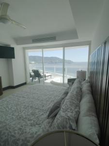 伊斯塔帕Bay View Grand Marina Ixtapa condo en pie de playa的一间卧室设有一张大床,享有海景