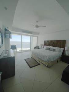 伊斯塔帕Bay View Grand Marina Ixtapa condo en pie de playa的一间卧室配有一张床,享有海景