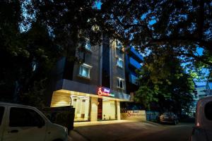 MohammadnagarSuper Capital O Hotel Siddartha Grand的前面有 ⁇ 虹灯标志的建筑