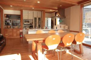 Tsuru 都留市エコハウスで移住体験を的厨房配有木桌和椅子