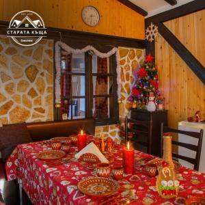 SovolyanoСТАРАТА КЪЩА的一间用餐室,配有圣诞桌和圣诞树