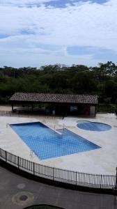 比亚维森西奥VILLAVICENCIO! Increíble, Hermoso y moderno APARTAMENTO COMPLETO, con PISCINA!的大楼前的大型蓝色游泳池