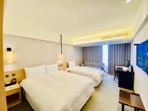 台东台东南丰铁花栈的酒店客房设有两张床和电视。