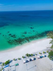 瓜隆岛Long Beach Resort Koh Rong的享有海滩的空中景致,配有遮阳伞和海洋