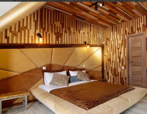 米戈韦Four Seasons In Carpathians的一间卧室,卧室内配有一张大床