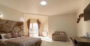 米戈韦Four Seasons In Carpathians的一间卧室配有一张大床和一把椅子