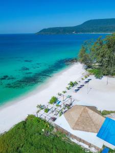 瓜隆岛Long Beach Resort Koh Rong的享有海滩的空中景致,配有遮阳伞和海洋