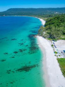 瓜隆岛Long Beach Resort Koh Rong的享有海滩和海洋的空中景致