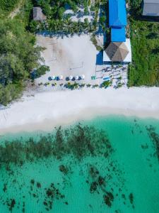瓜隆岛Long Beach Resort Koh Rong的享有海滩和海洋的空中景致