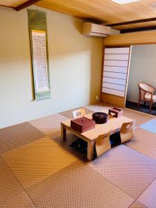 白滨白浜・温泉リゾート海岳的一间客房内配有桌椅的房间
