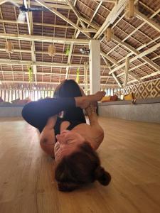 长滩岛Happiness Hostel Boracay的做瑜伽姿势的女人