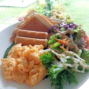 Ban Pa LauQuality Time farm stay: Yard house的一小盘带虾和沙拉的食物