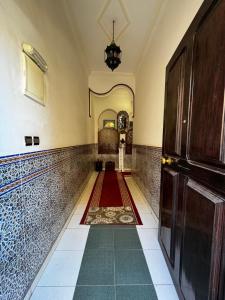 乌季达Dar Al Fassia的走廊上设有红地毯和门