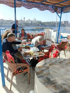 阿斯旺Airkela Nuba Dool2的一群人在船上的桌子上吃饭