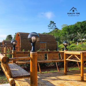 Ban Pa LauQuality Time Farmstay: Bamboo House的圆顶帐篷前的木凳