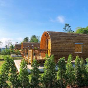 Ban Pa LauQuality Time Farmstay: Bamboo House的前面有游乐场的建筑