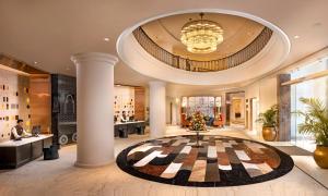 钦奈Welcomhotel by ITC Hotels, Cathedral Road, Chennai的酒店大堂,设有大圆柱房
