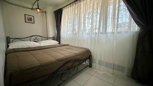 清莱Backpack Hostel的一间卧室设有一张床和一个大窗户