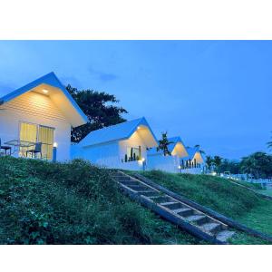 Ban Pa LauQuality Time Farmstay: River House的山顶上的一排建筑物