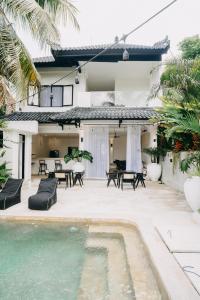 乌布Casa Art Ubud的一座带游泳池的房子的图象