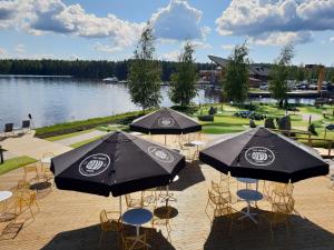 库奥皮奥Bella Lake Resort的两把桌子和椅子,旁边是湖泊