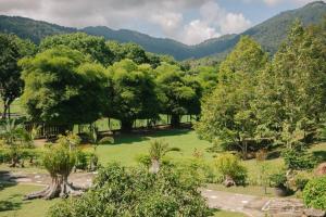 瓜埠Singgahsana Villa的绿地,有树木和山脉