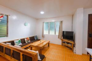 爱妮岛El Nido Home Stay的带沙发和电视的客厅