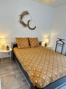 布雷斯地区布尔格Le Tournassin-Balcon-Stationnement gratuit的一间卧室配有一张床和两张带台灯的桌子。