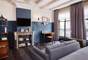 阿姆斯特丹霍克顿阿姆斯特丹酒店的带沙发和书桌的客厅