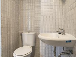 SunggalAlhesa Apartment的白色的浴室设有卫生间和水槽。