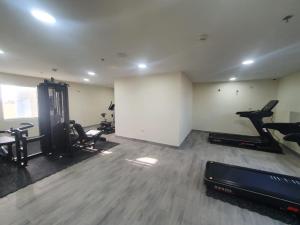 多哈Terminal Inn Airport Hotel & Apartment的一间健身房,里面配有跑步机和机器