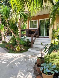 高兰海贝壳海滩度假村 的棕榈树和植物的门廊