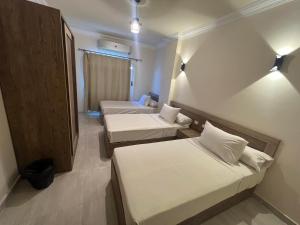 赫尔格达MARINA SKY的小房间设有两张床和窗户