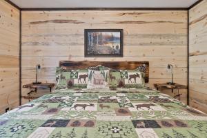 科达伦Lake Village Lodge的一间卧室配有床,床上装有被子