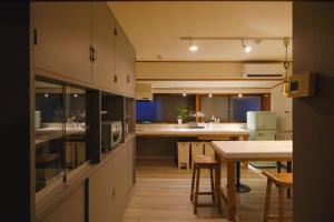 长野Kominkahu kashikiri cottage Tokei - Vacation STAY 57497v的一个带桌子和饭厅的大厨房
