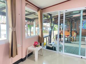 高兰Lanta Wild Beach Resort的客房设有窗户和鲜花桌