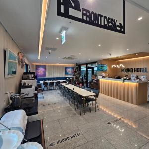 木浦市Hound Hotel Mokpo Peace Plaza的一间在房间内配有桌椅的餐厅