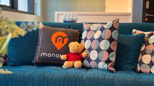 八打灵再也Manatidur@THE HUB SS2的一张带枕头的蓝色沙发上的泰迪熊
