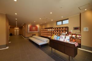 大阪下寺町和空酒店的一间配有沙发和书架的商店