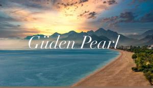 安塔利亚古登珍珠公寓的一张海滩的照片,上面写着金色珍珠