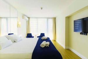 巴统Prestigious Sea View Aparthotel In Orbi City Batumi的酒店客房,配有带毛巾的床