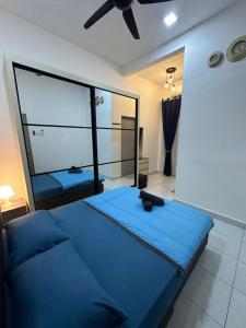 亚娄MK Homestay Perlis的一间卧室配有蓝色的床和大镜子