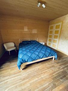 巴斯洛内特Chalet Barcelonnette - location saisonnière的木制客房内的一间卧室,配有一张床