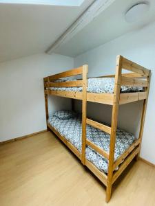 Chalet Barcelonnette - location saisonnière客房内的一张或多张双层床