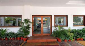 科钦阿巴德新城酒店的一座种植盆栽植物的建筑的前门