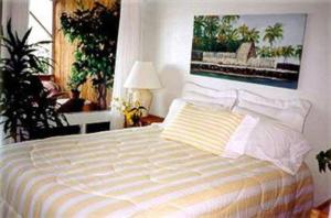 库克船长哈勒 - 胡拉住宿加早餐旅馆的一间卧室配有一张壁画床