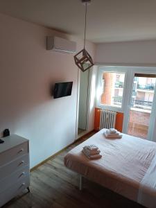 罗马Il Coriandolo 2的卧室配有一张床,墙上配有电视。