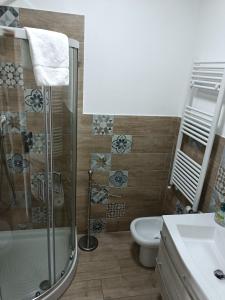 罗马Il Coriandolo 2的带淋浴、卫生间和盥洗盆的浴室