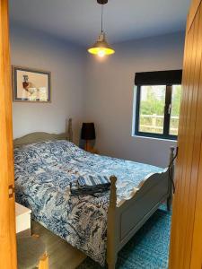 Little GrandsenBluebell Annexe的一间卧室设有一张床和一个窗口